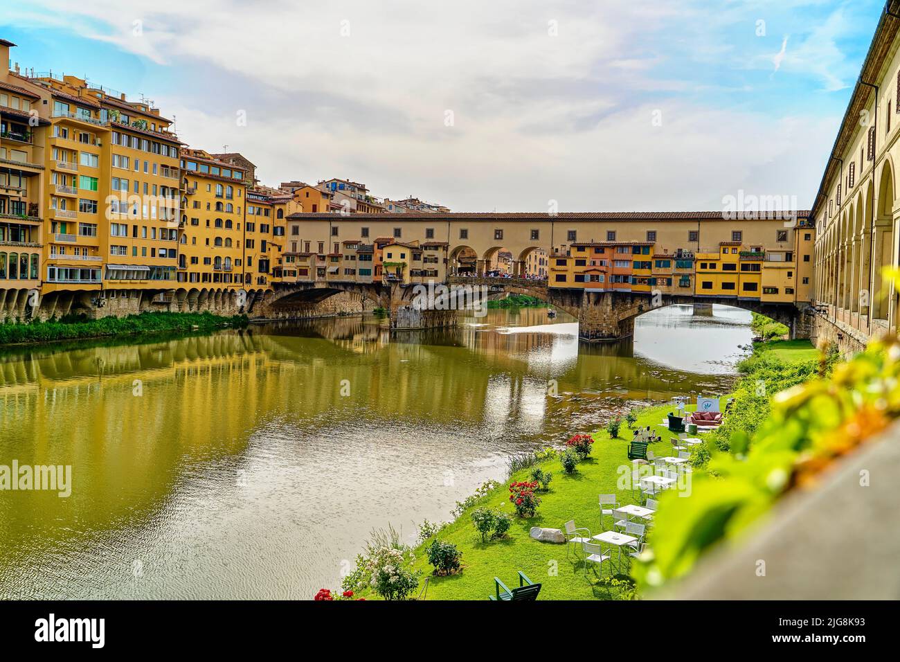 Eine schöne Aussicht auf die Brücke des Ponte Vecchio mit geschlossenem Turmfalken in Florenz, Italien Stockfoto