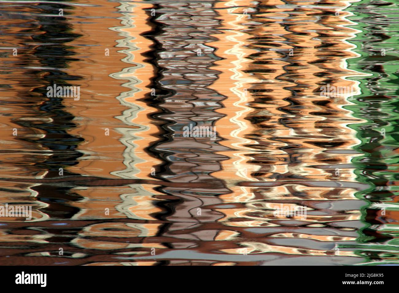 Der Blick auf die Objekte reflektiert auf den Wellen des Wassers - gute Wahl für Hintergründe Stockfoto