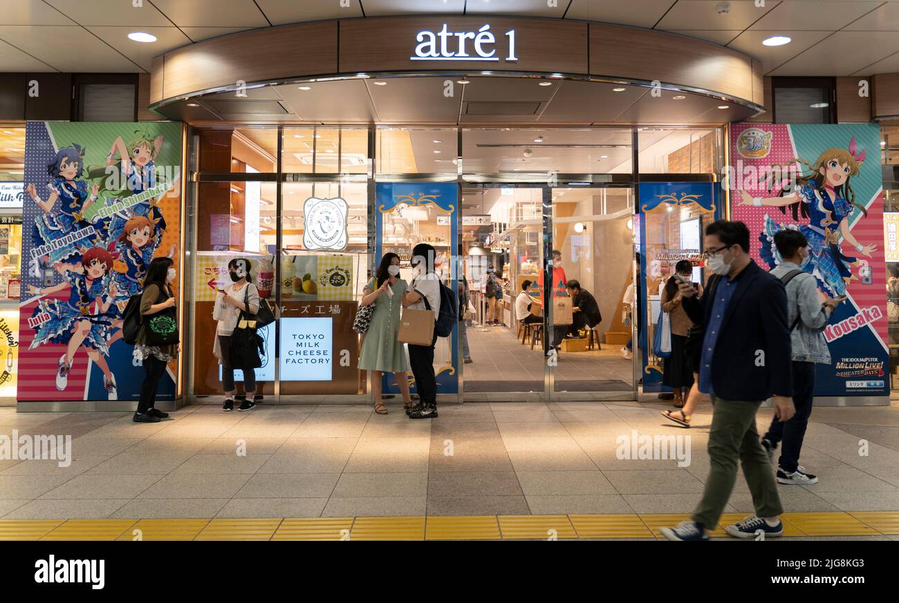 Akihabara, Japan, 4. Juli 2020: Die Menschen gehen am Eingang eines Einkaufszentrums in Akihabara vorbei. Stockfoto