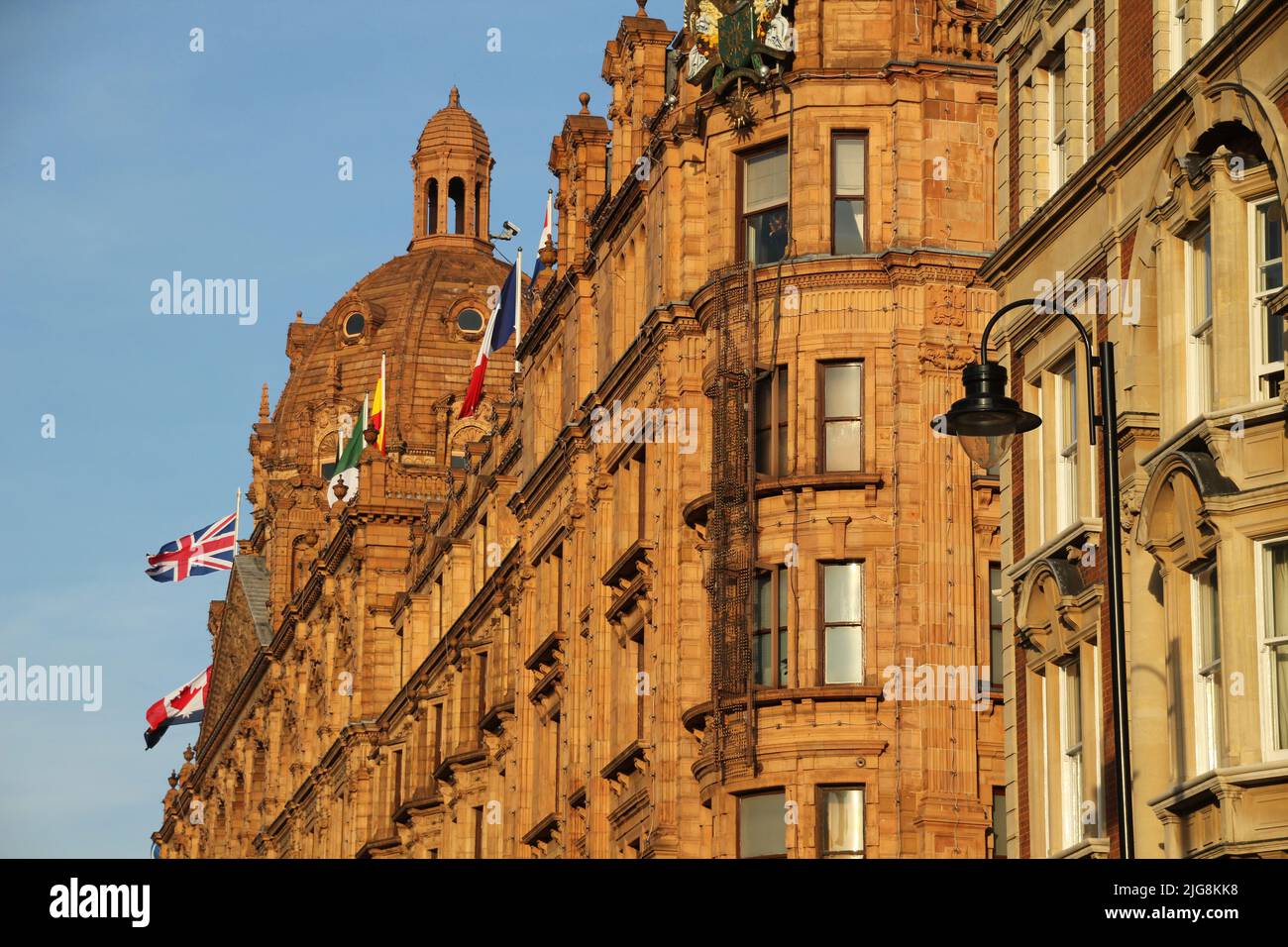 Der niedrige Winkel der Fassade eines historischen Gebäudes in London Stockfoto