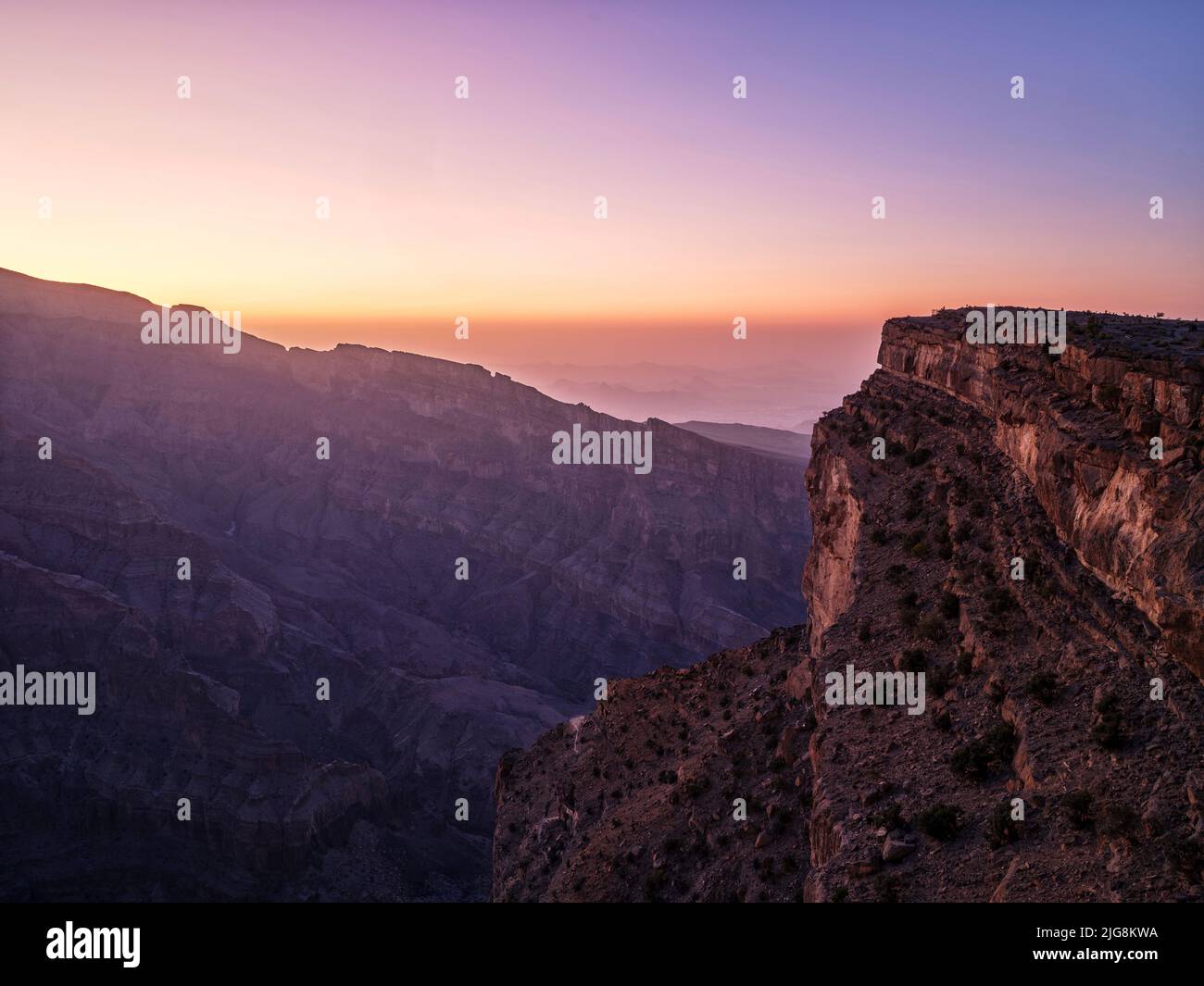 Sonnenaufgang am Aussichtspunkt von Jebel Shams, Oman. Stockfoto
