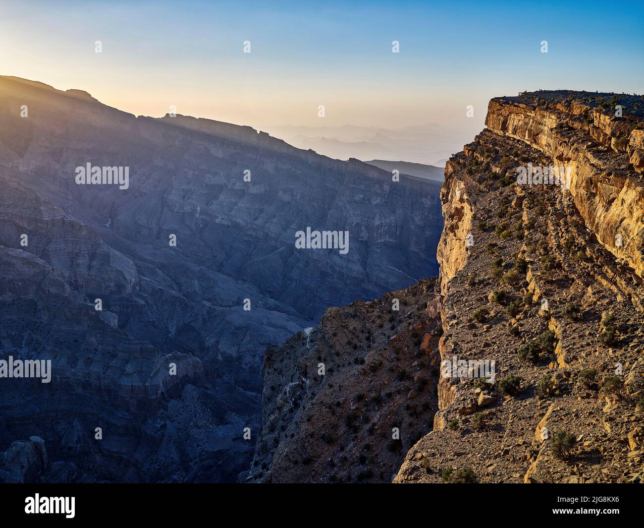 Sonnenaufgang am Aussichtspunkt von Jebel Shams, Oman. Stockfoto