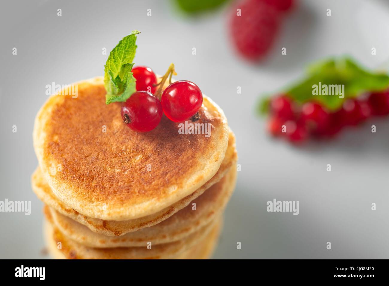 Essen zum Frühstück gesunde Ernährung. Pfannkuchen ohne Butter mit Beeren. Nahrung für Vegetarier und für Diäten. American Pancakes Mini. Mini-Pfannkuchen Stockfoto