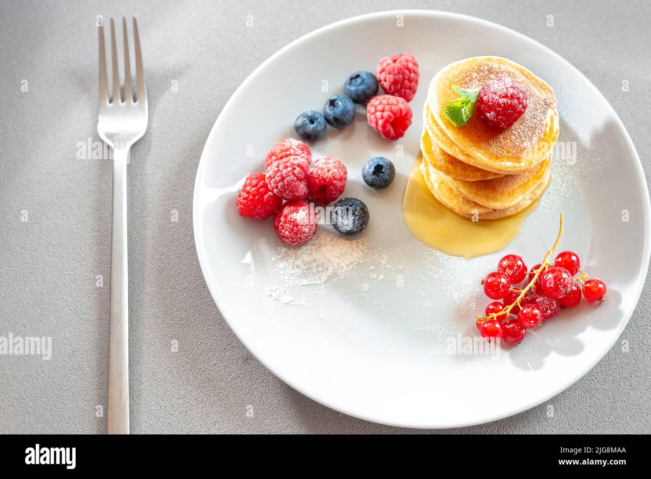 Essen zum Frühstück gesunde Ernährung. Pfannkuchen ohne Butter mit Beeren. Nahrung für Vegetarier und für Diäten. American Pancakes Mini. Mini-Pfannkuchen Stockfoto