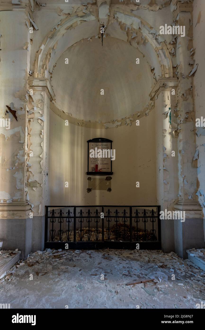 Eine kleine Kapelle in einem alten verlassenen Krankenhaus. Sanatorio Garbagnate Milanese Stockfoto