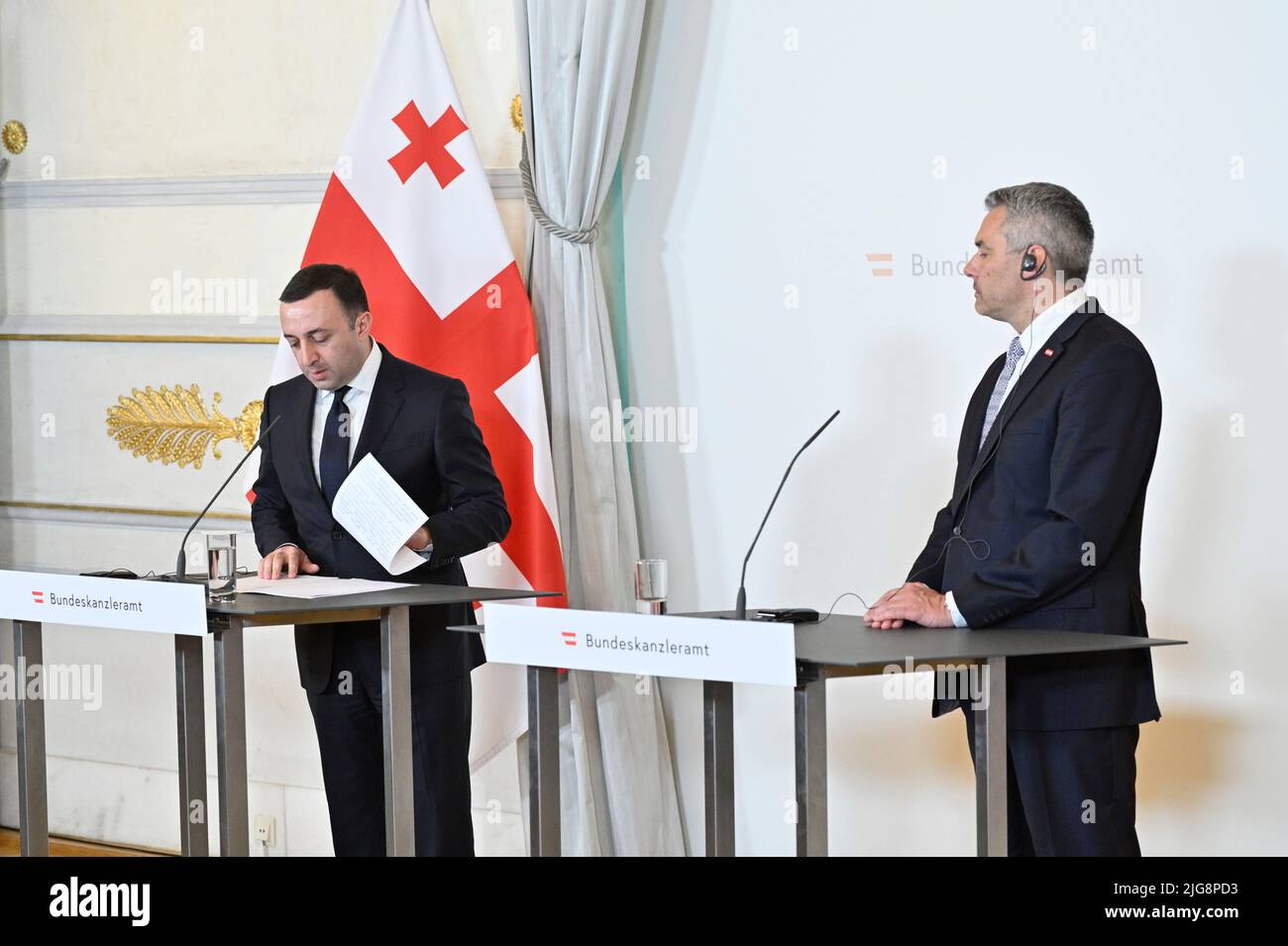 Wien, Österreich. 8.. Juli 2022. Presseerklärung des georgischen Ministerpräsidenten Irakli Garibashvili (L) und Bundeskanzler Karl Nehammer (R) im Bundeskanzleramt in Wien Stockfoto