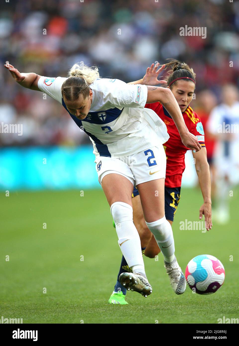 Die Finnin Elli Pikkujamsa (links) und die spanische Marta Cardona kämpfen während des UEFA Women's Euro 2022 Gruppe B-Spiels im Stadium MK, Milton Keynes, um den Ball. Bilddatum: Freitag, 8. Juli 2022. Stockfoto