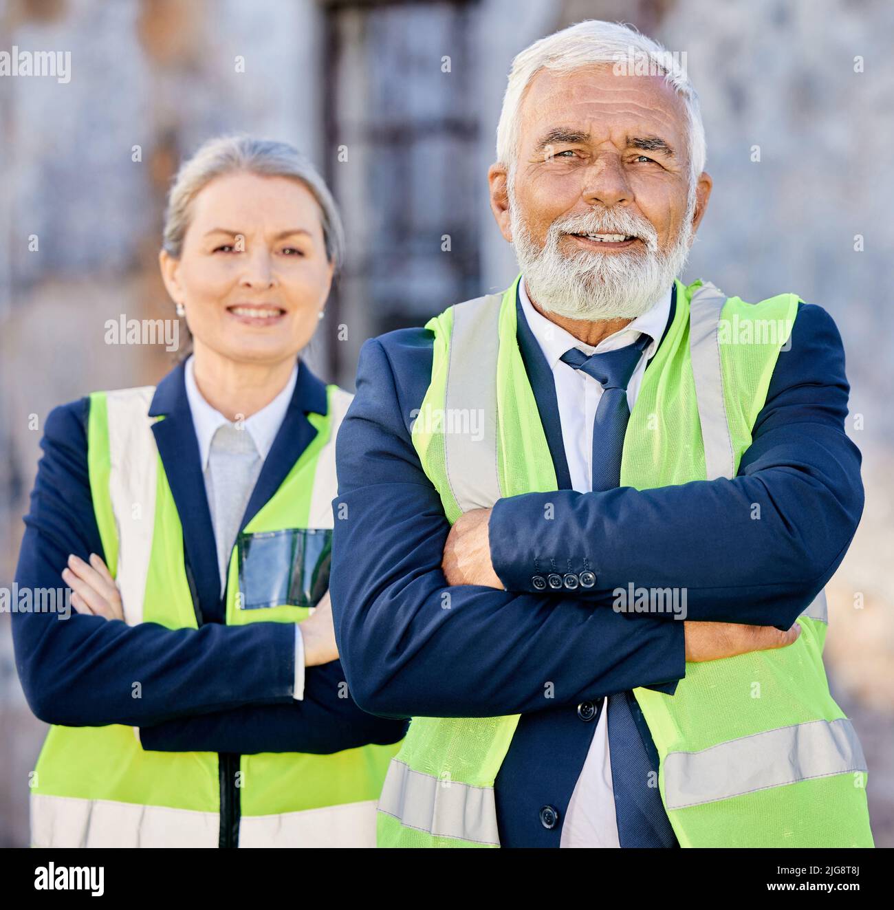Jeder Erfolg beginnt mit der Entscheidung, es zu versuchen. Aufnahme von Ingenieuren, die mit gefalteten Armen auf einer Baustelle stehen. Stockfoto