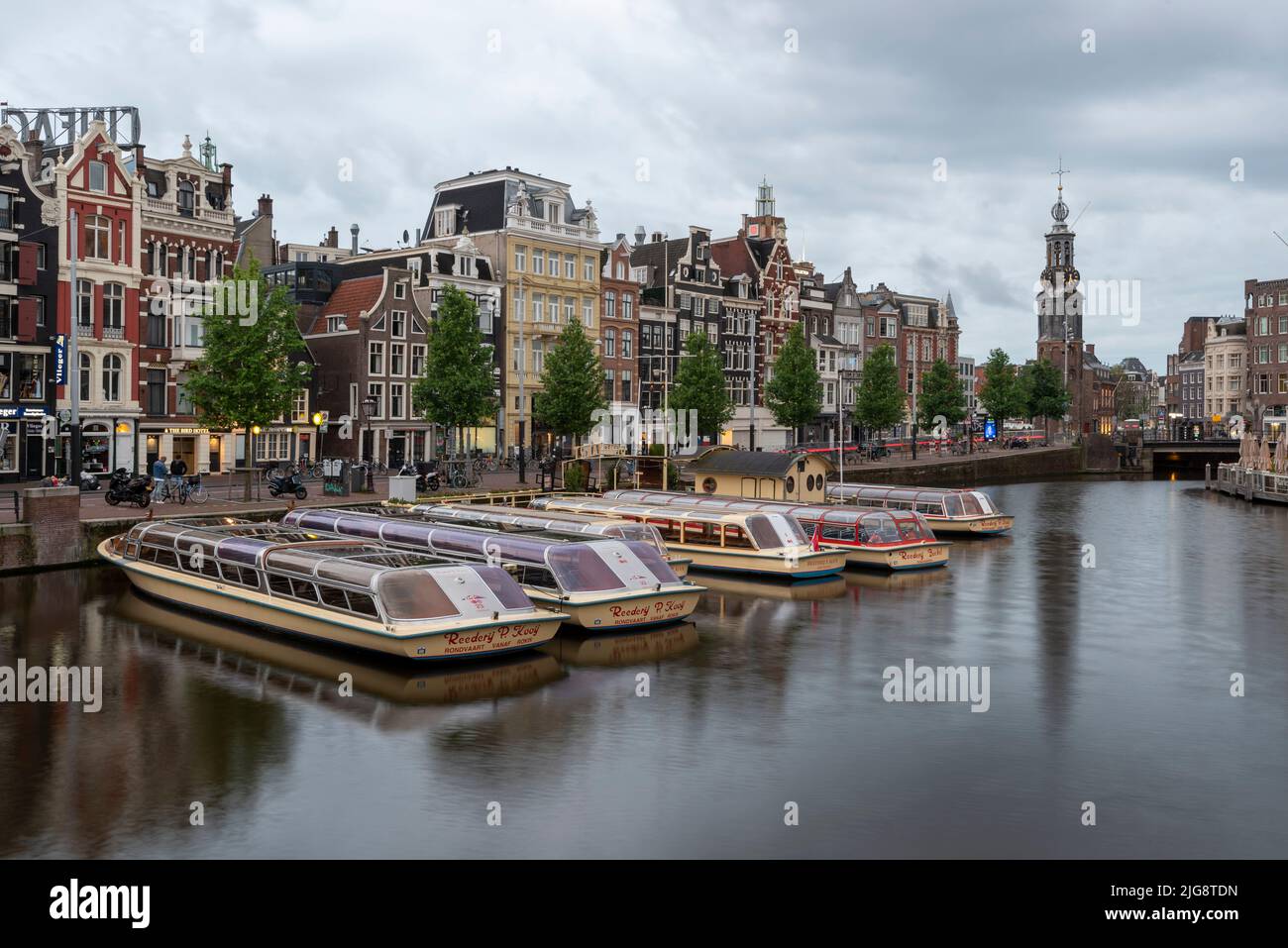 Amsterdam Wohngebäude, Montelbaanstoren Uhrenturm, Morgendämmerung, Amsterdam, Noord-Holland, Niederlande Stockfoto