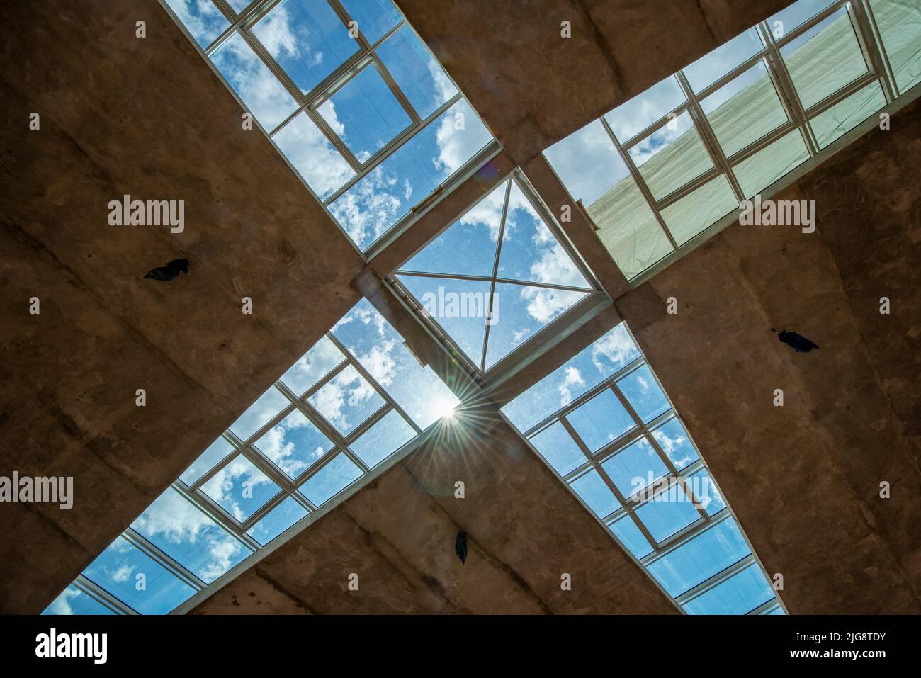 Lichtdurchflutetes Dach, Sanierung der Hyparschale Magdeburg, denkmalgeschütztes Gebäude, entstanden 1969 nach Plänen des Bauingenieurs Ulrich Müther, Magdeburg, Sachsen-Anhalt, Deutschland Stockfoto