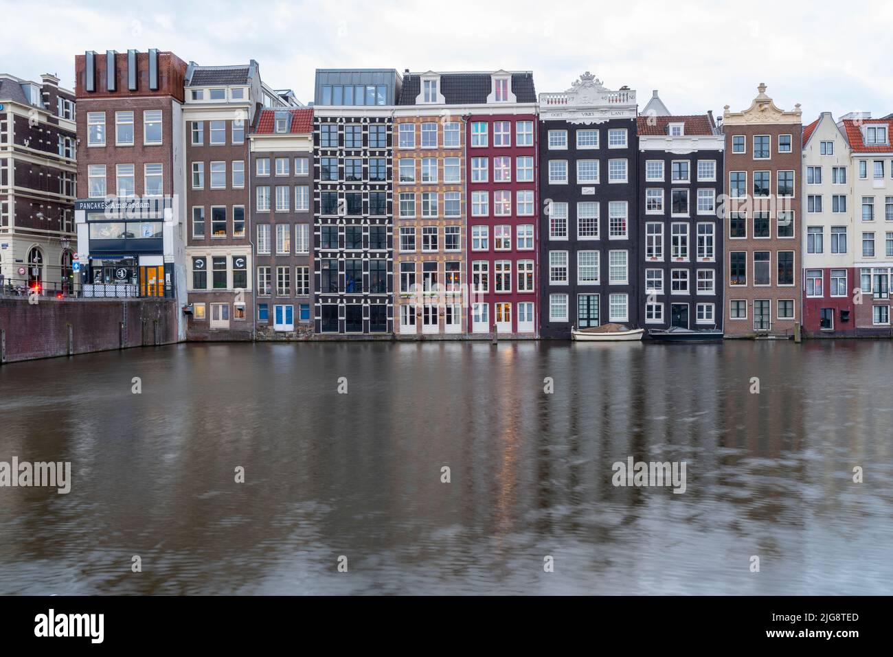 Charakteristische Häuser, Damrak-Kanal, Amsterdam, Niederlande Stockfoto
