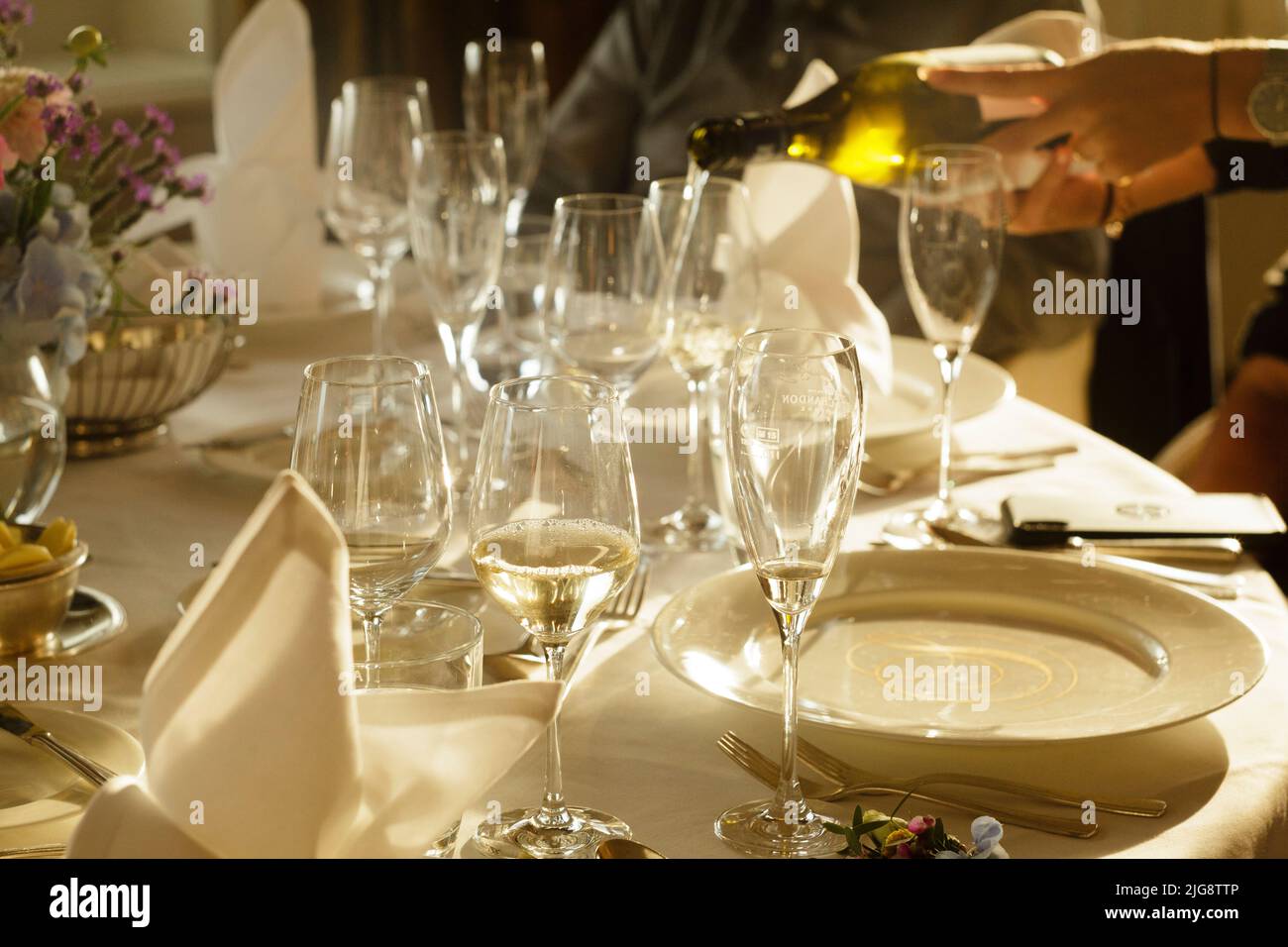Festlicher Tisch im Restaurant, Hamburg, Deutschland. Stockfoto