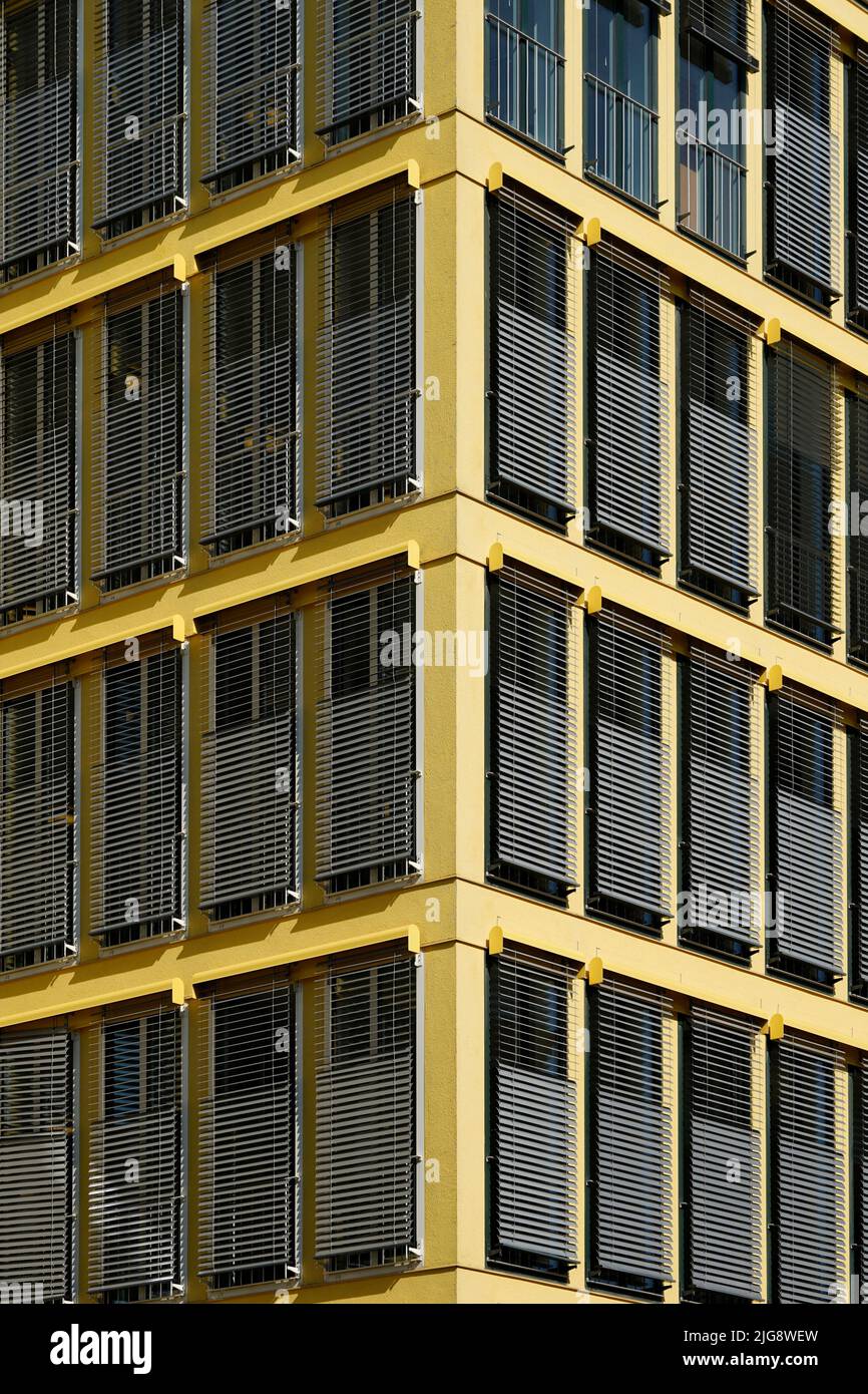 Deutschland, Bayern, München, Bürogebäude, gelbe Fassade, Sonnenblenden, Detail Stockfoto