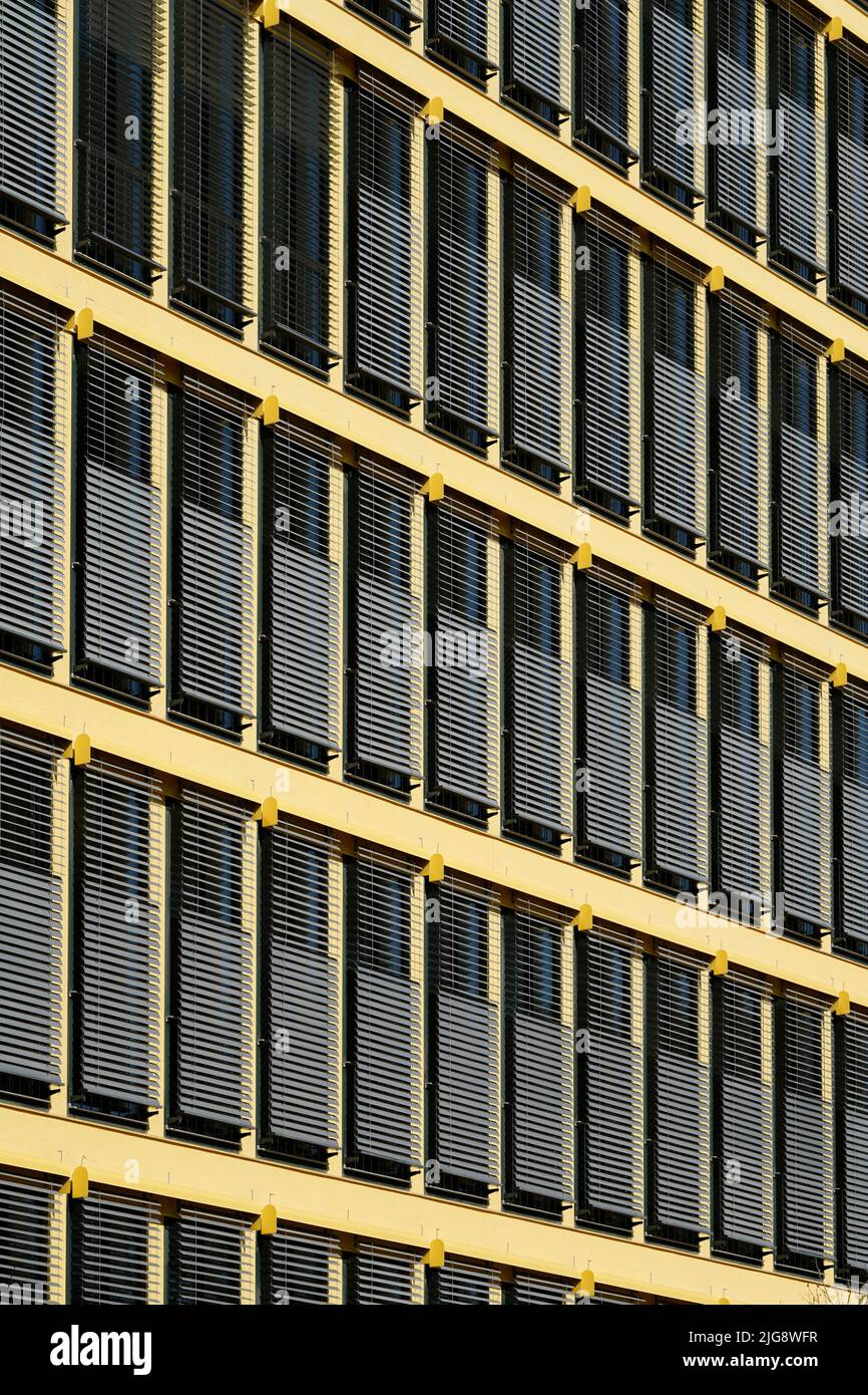 Deutschland, Bayern, München, Bürogebäude, gelbe Fassade, Sonnenblenden, Detail Stockfoto