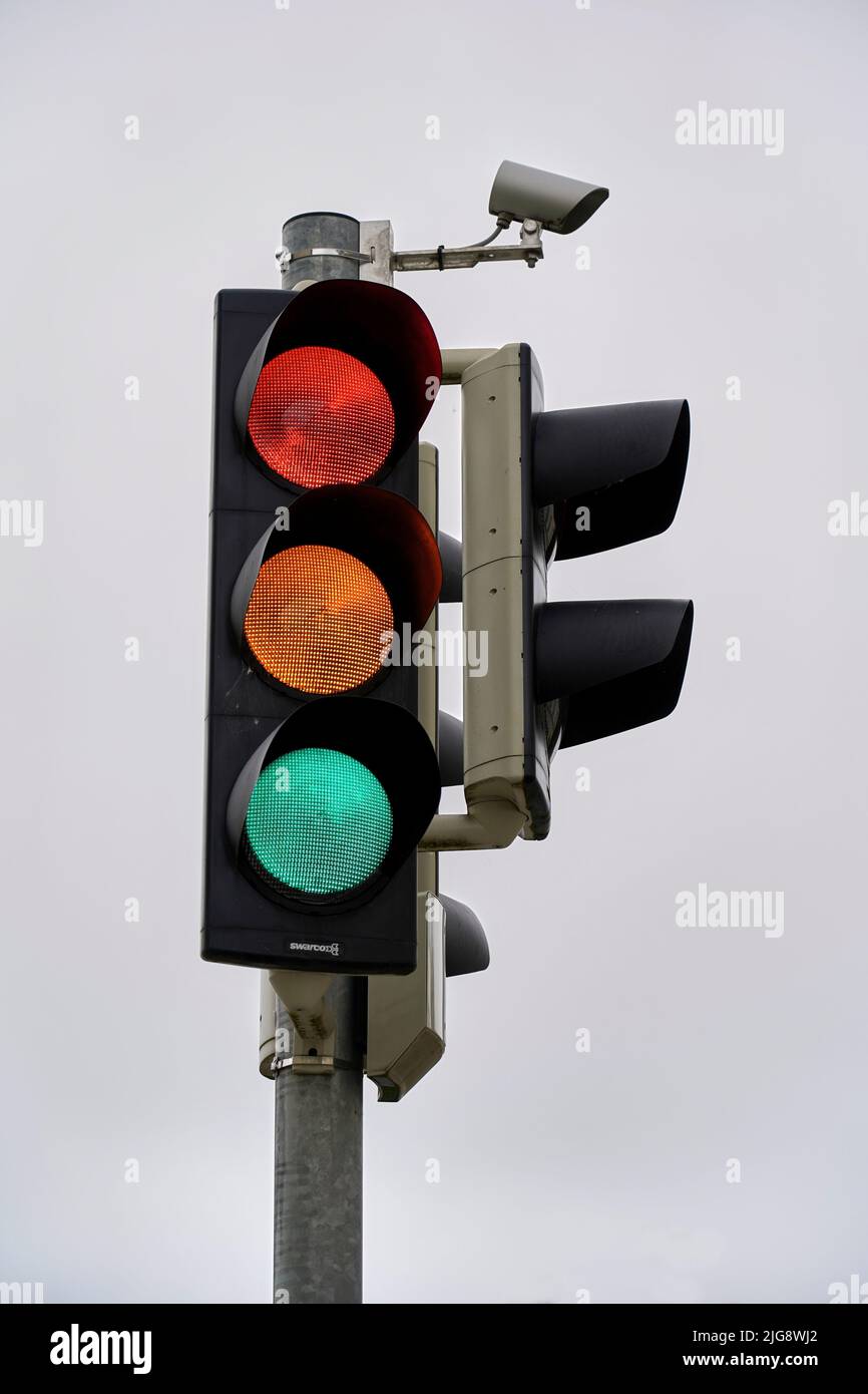 Deutschland, Bayern, Straßenverkehr, Ampel, steht auf rot, Gelb, grün Stockfoto