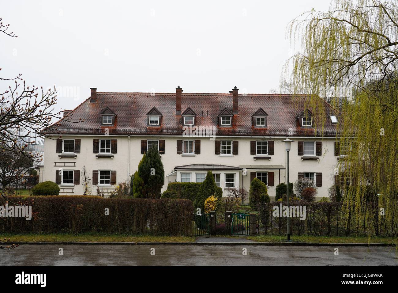 Deutschland, Bayern, Oberbayern, Altötting, Burghausen, Wohnanlage, Dachgauben, Walzdach, Rollläden, Altbau, Bewölktes Himmel Stockfoto