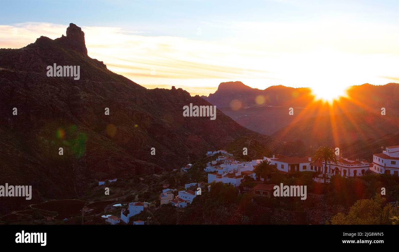 Spanien, Kanarische Inseln, Gran Canaria, Zentralmassiv, Roque Bentayga, Sonnenuntergang über Tejeda, Tejeda im Schatten, Himmel hellblau, weiß, orange Stockfoto
