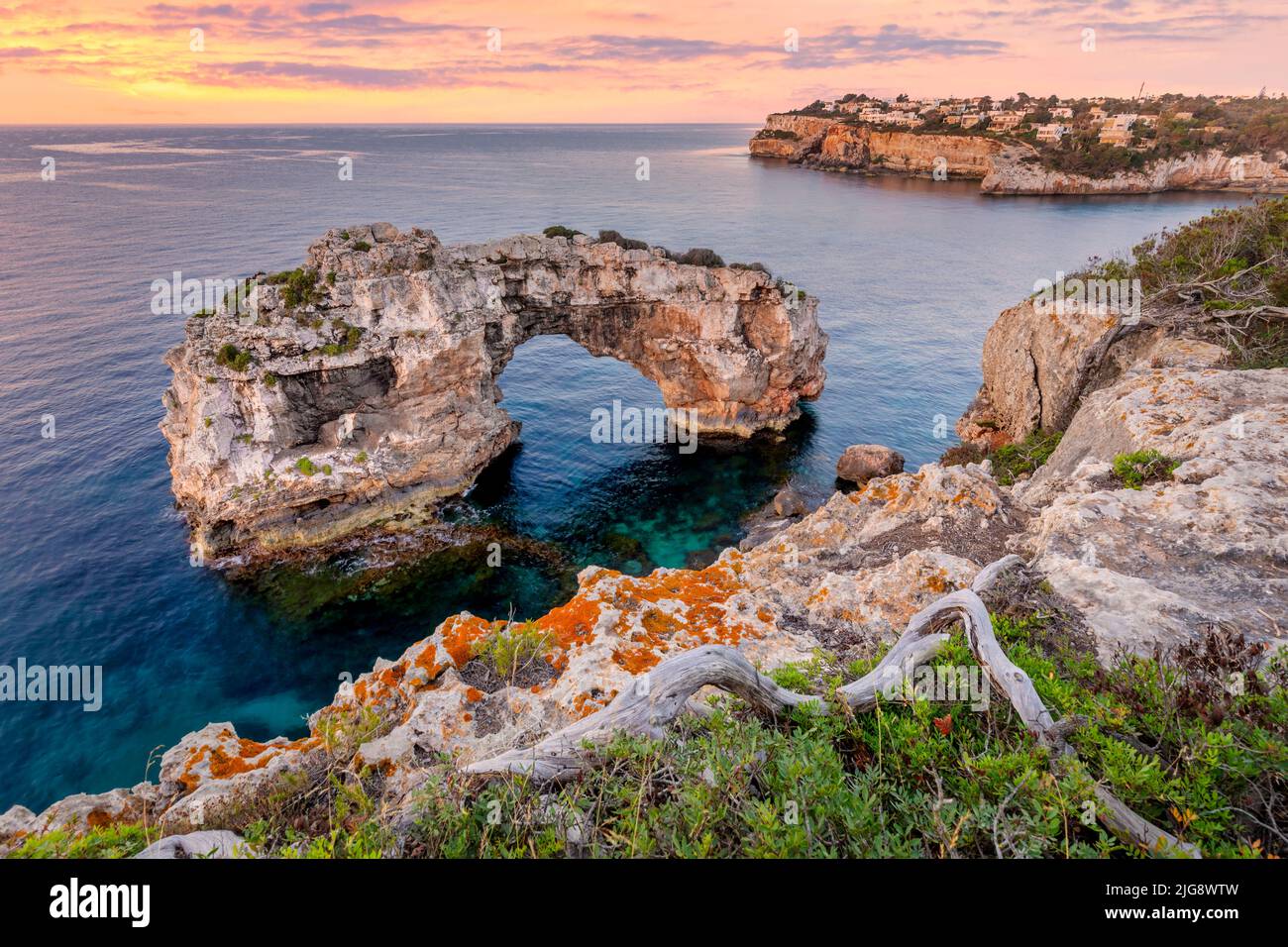 Spanien, Balearen, Mallorca, Santanyi. Es Pontas oder Mirador Es Pontas, ein natürlicher Felsbogen neben den Klippen an der Südostküste Stockfoto