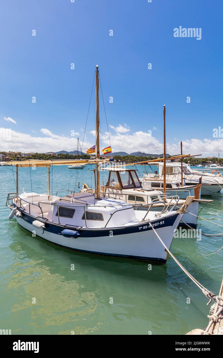 Spanien, Balearen, Mallorca, Bezirk Felanitx, Portocolom. Kleiner Pier mit Booten in der Bucht von Portocolom Stockfoto