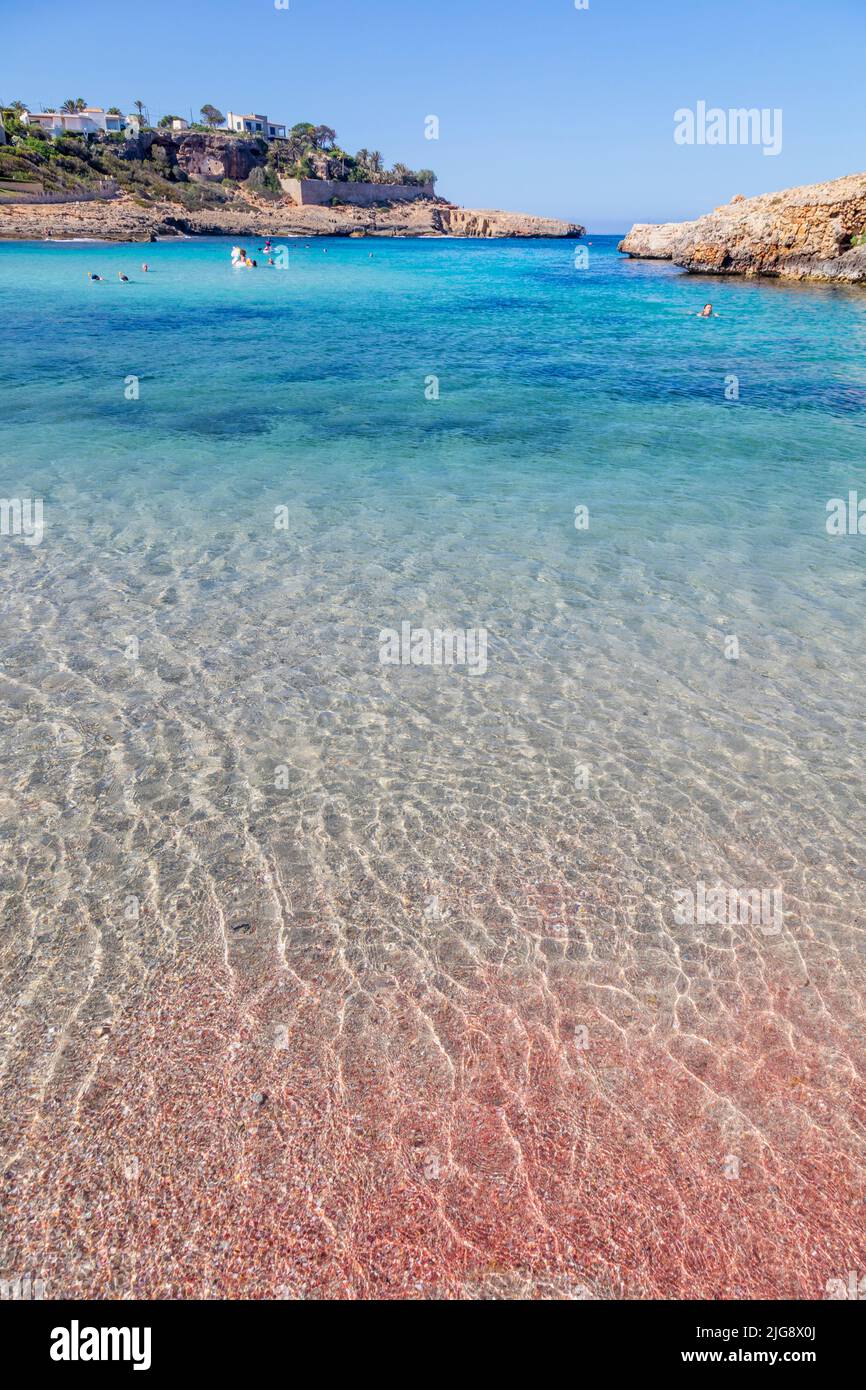 Spanien, Balearen, Mallorca, Gemeinde Manacor, Cales de Mallorca, Cala Murada, Farbkontraste im Sand am Meer Stockfoto