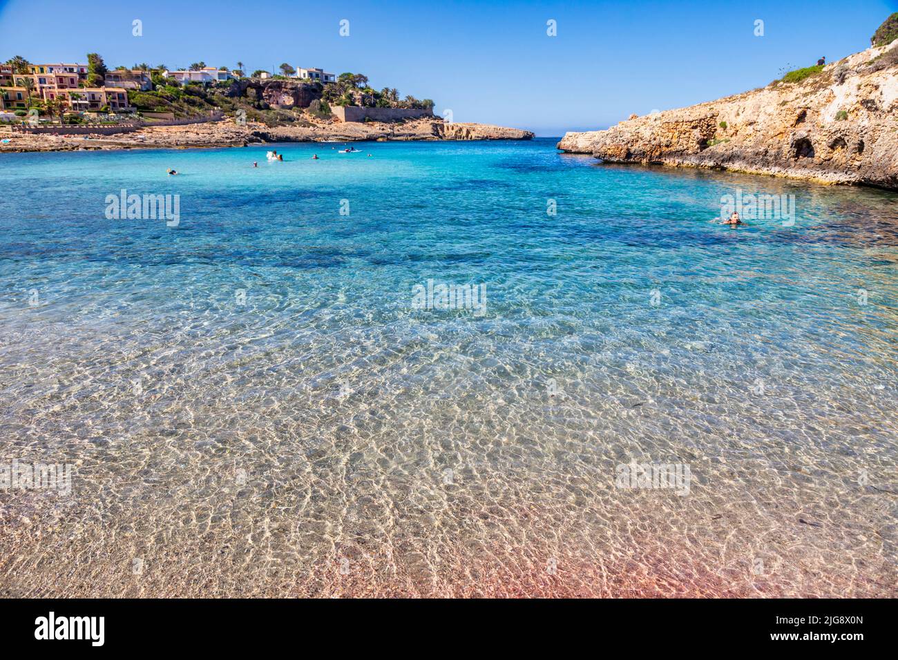 Spanien, Balearen, Mallorca, Gemeinde Manacor, Cales de Mallorca, Cala Murada, Farbkontraste im Sand am Meer Stockfoto