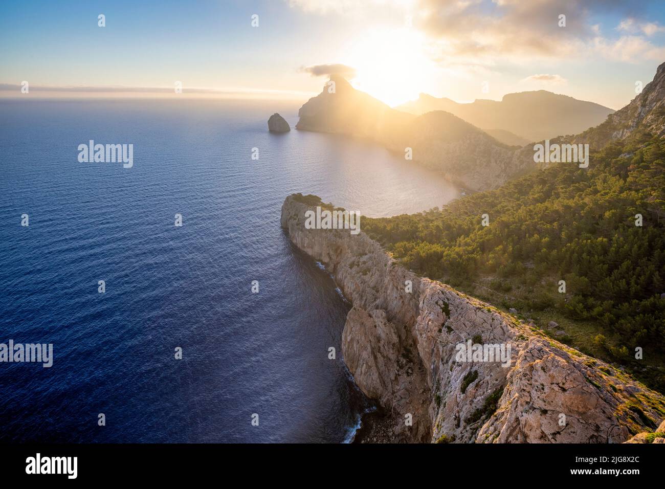 spanien, Balearen, Mallorca, Bezirk Pollença. Cap Formentor vom Aussichtspunkt Mirador Es Colomer aus gesehen Stockfoto
