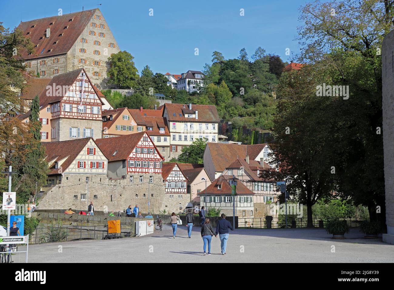 Deutschland, Baden-Württemberg, Schwäbisch Hall, am Ufer der Kocher Stockfoto