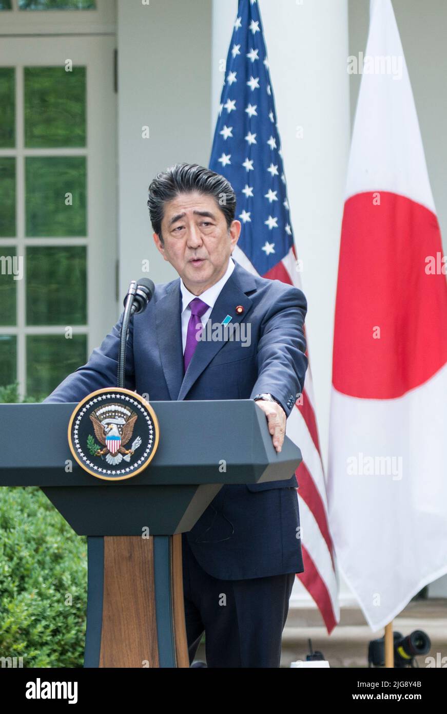 **DATEI FOTO** der ehemalige japanische Premierminister Shinzo Abe wurde während einer Rede ermordet. Washington, DC - 7. Juni: Präsident Donald J Trump und der japanische Premierminister Abé halten am 17. Juni 2018 eine gemeinsame Pressekonferenz im Rosengarten des Weißen Hauses ab. Sie diskutierten den bevorstehenden Gipfel zwischen Trump und dem nordkoreanischen Staatschef Kim. Quelle: Patsy Lynch/MediaPunch Stockfoto