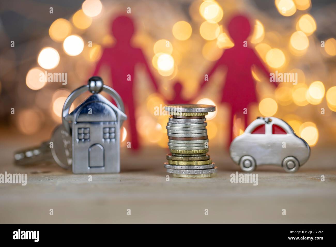Familie, Auto, Haus und Geld. Spar-, Steuer- und Hypothekenkonzept Stockfoto