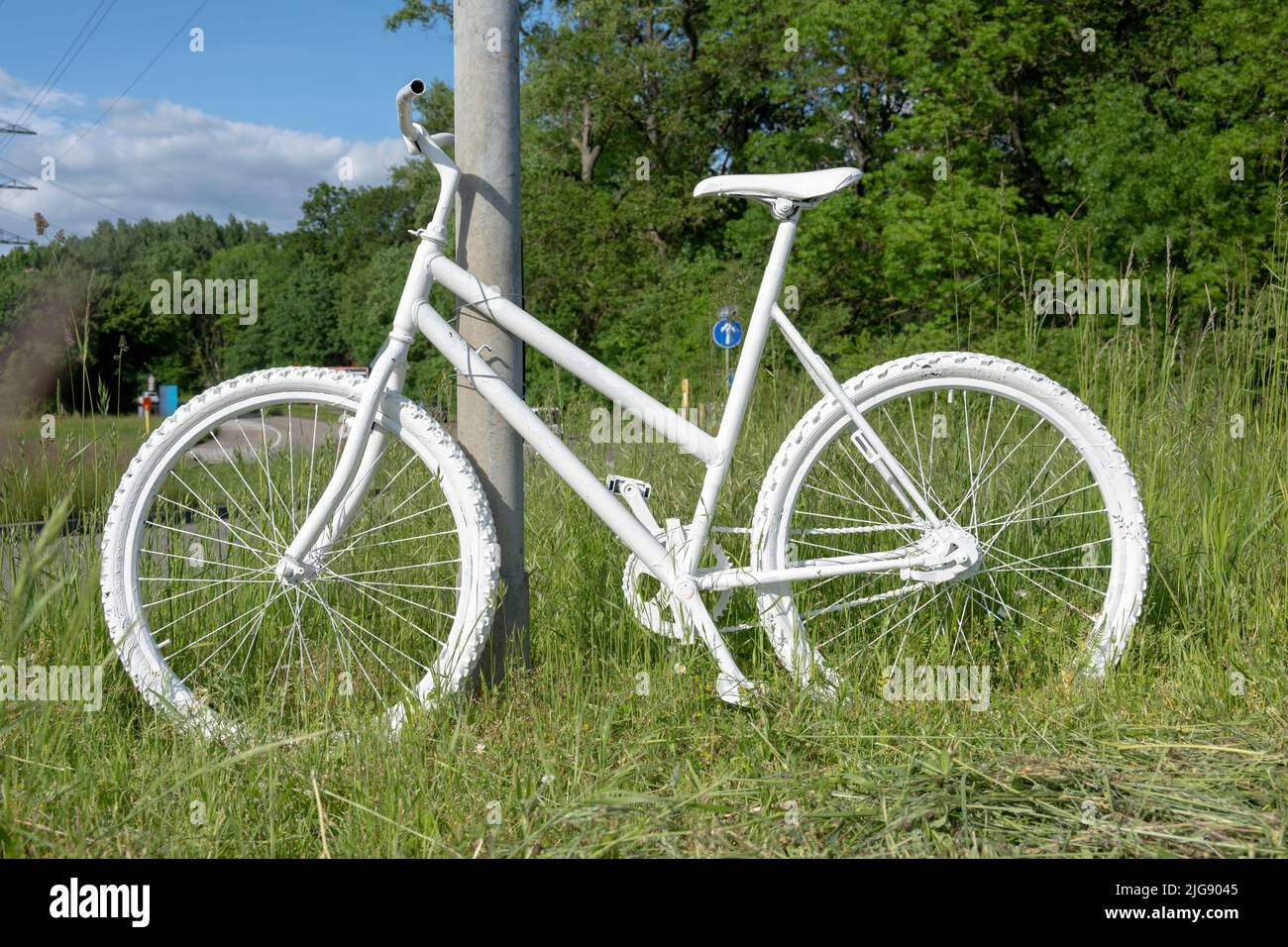 Weißes Fahrrad in Karlsruhe. Stockfoto