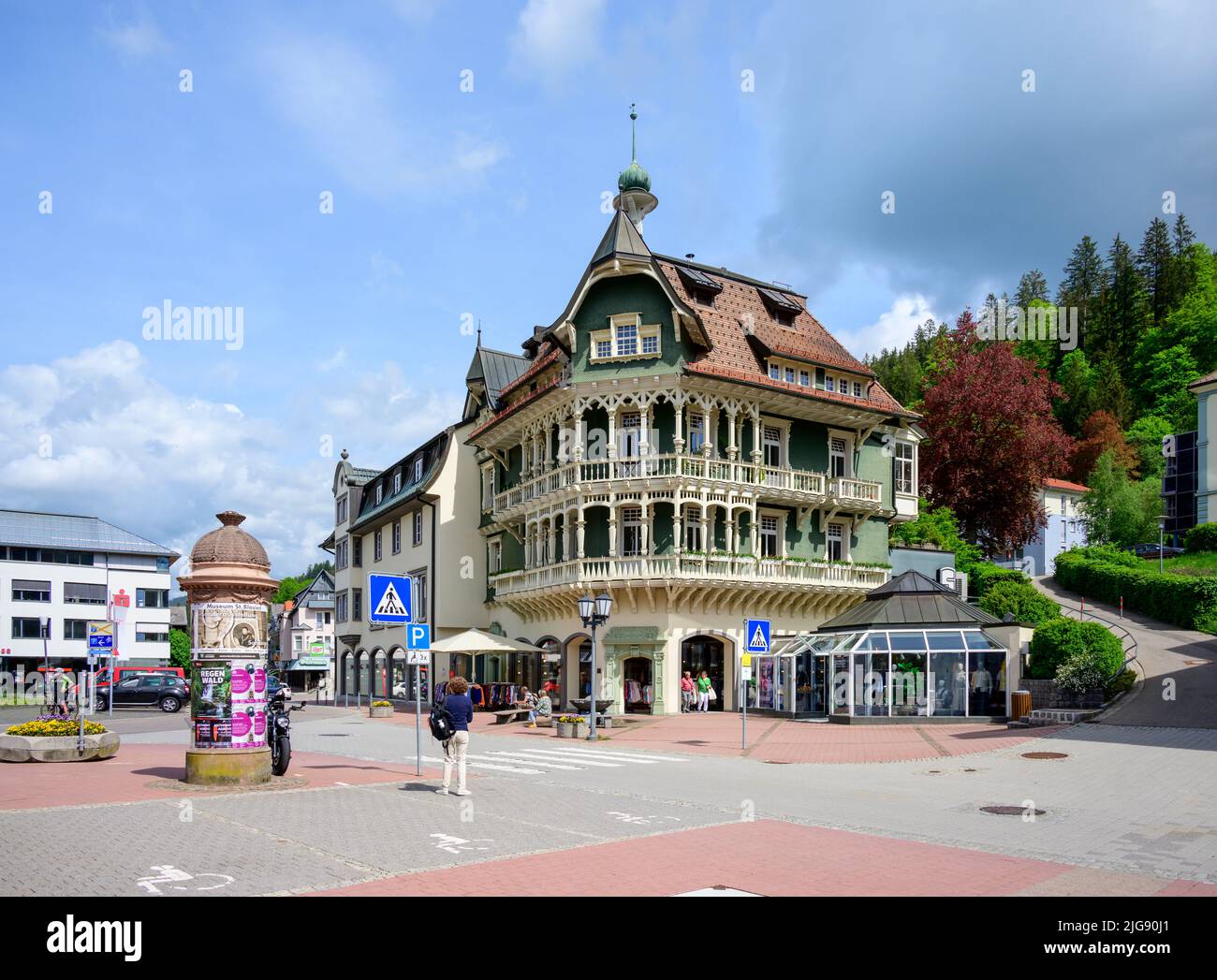 Deutschland, Baden-Württemberg, Schwarzwald, Ortsmitte St. Blasien. Kaufhaus im ehemaligen Kurhaus-Stil. Stockfoto