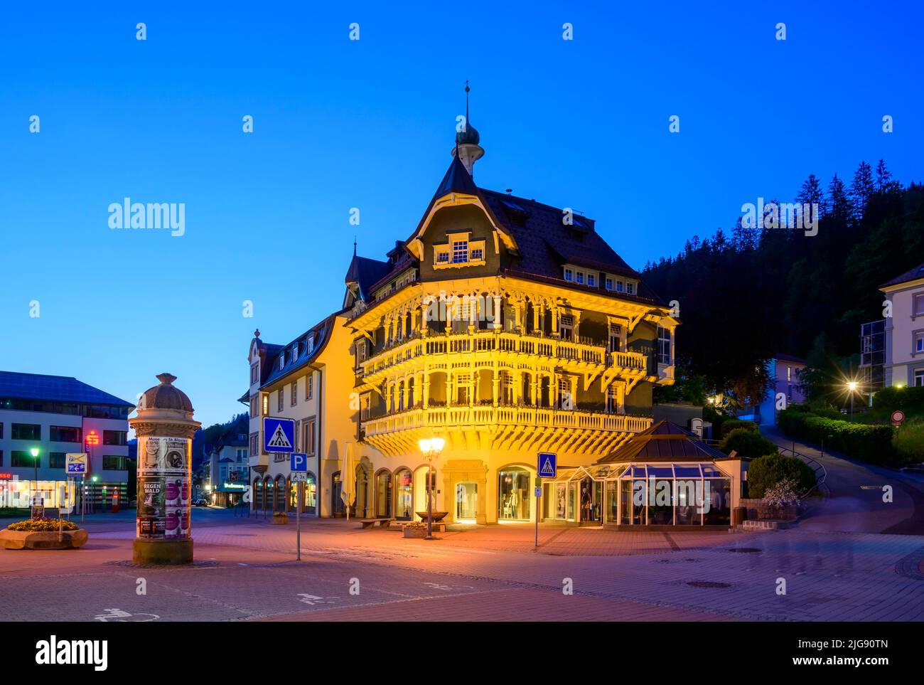 Deutschland, Baden-Württemberg, Schwarzwald, Ortsmitte St. Blasien. Kaufhaus im ehemaligen Kurhaus-Stil. Stockfoto