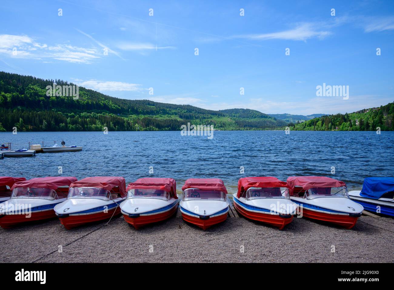 Deutschland, Baden-Württemberg, Schwarzwald, Titisee, Bootsverleih, Boote am Ufer. Stockfoto