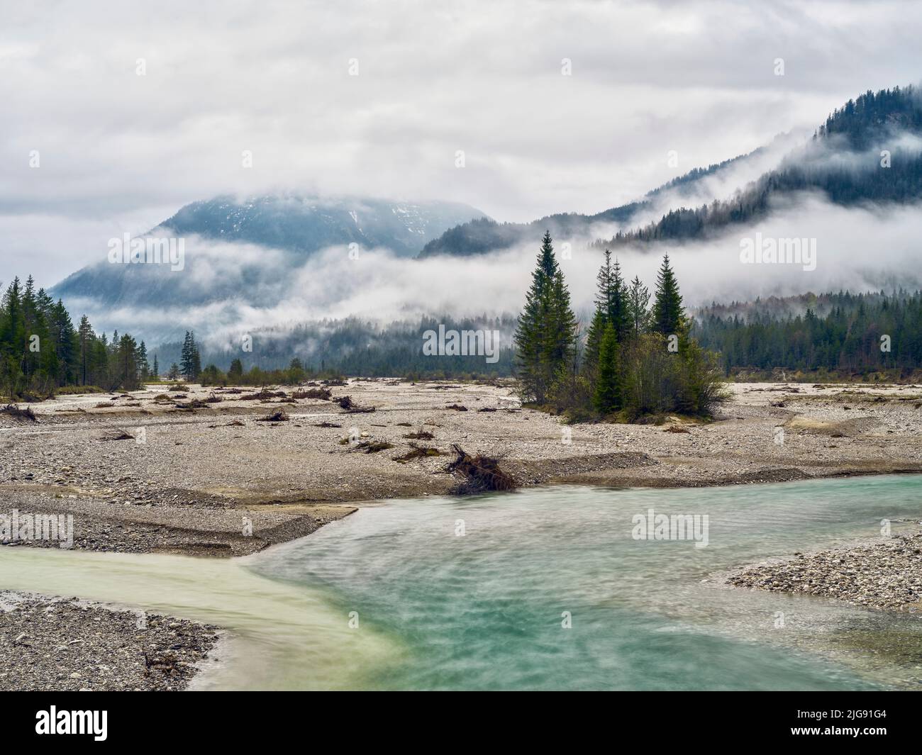 Morgennebel in Rißbach und Isar, Vorderriß. Stockfoto