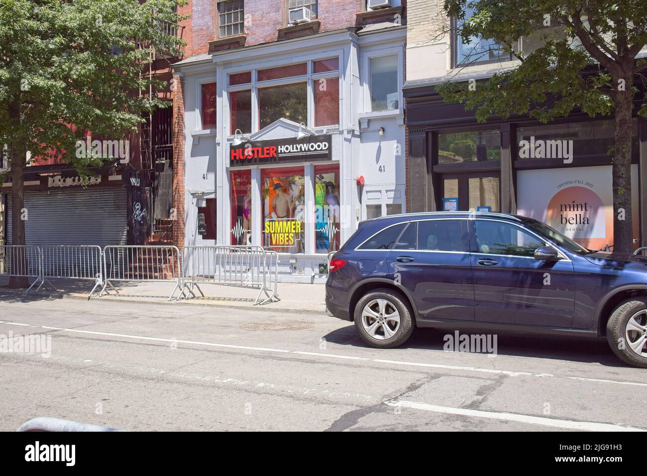 New York, NY, USA - 7. Juli 2022: Das Schaufenster dieses Erwachsenenladens in der 8. Street in Greenwich Village Stockfoto