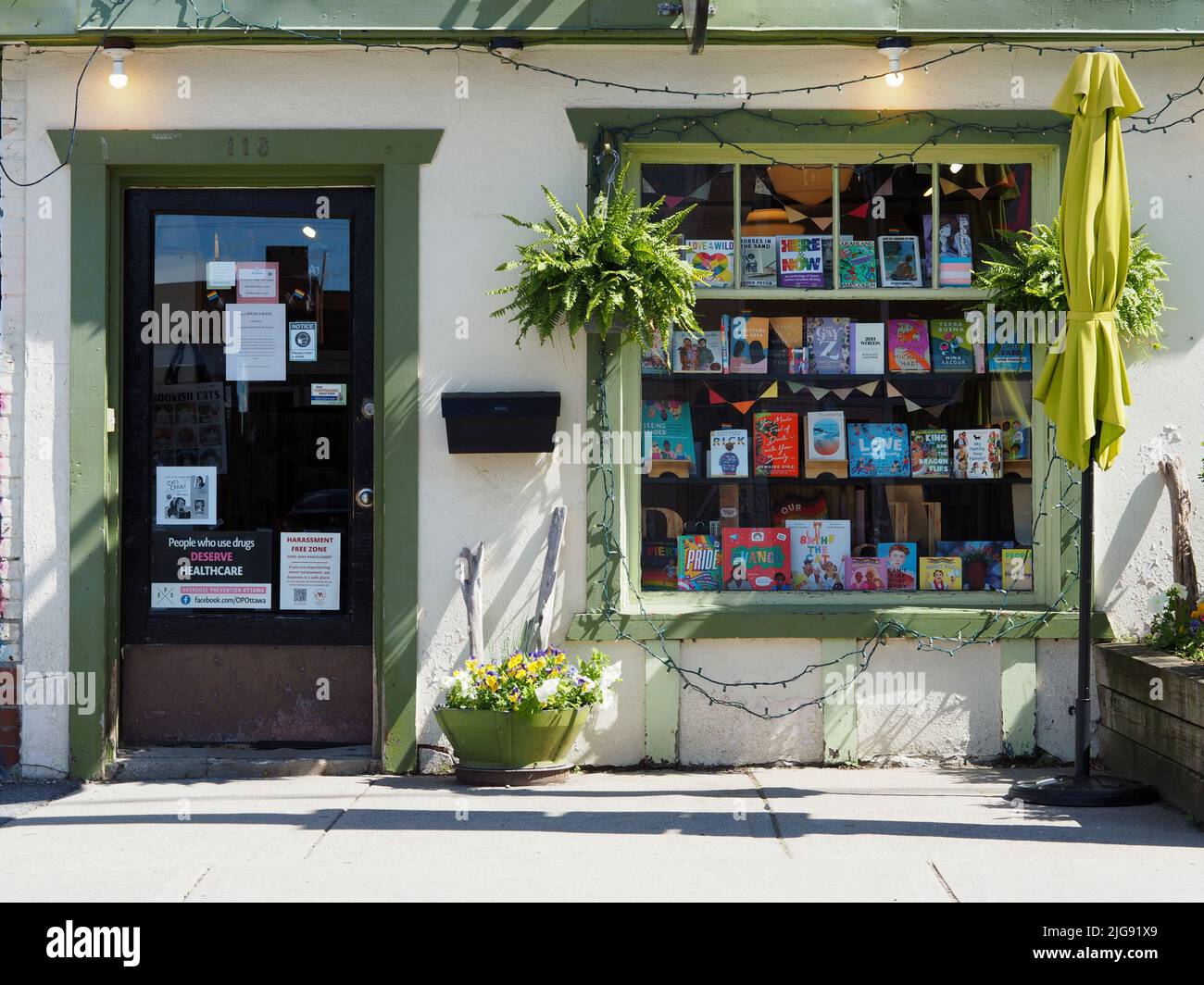Farbenfrohe Buchanzeige für den Pride-Monat im Fenster der örtlichen Buchhandlung. Ottawa, Ontario, Kanada. Stockfoto