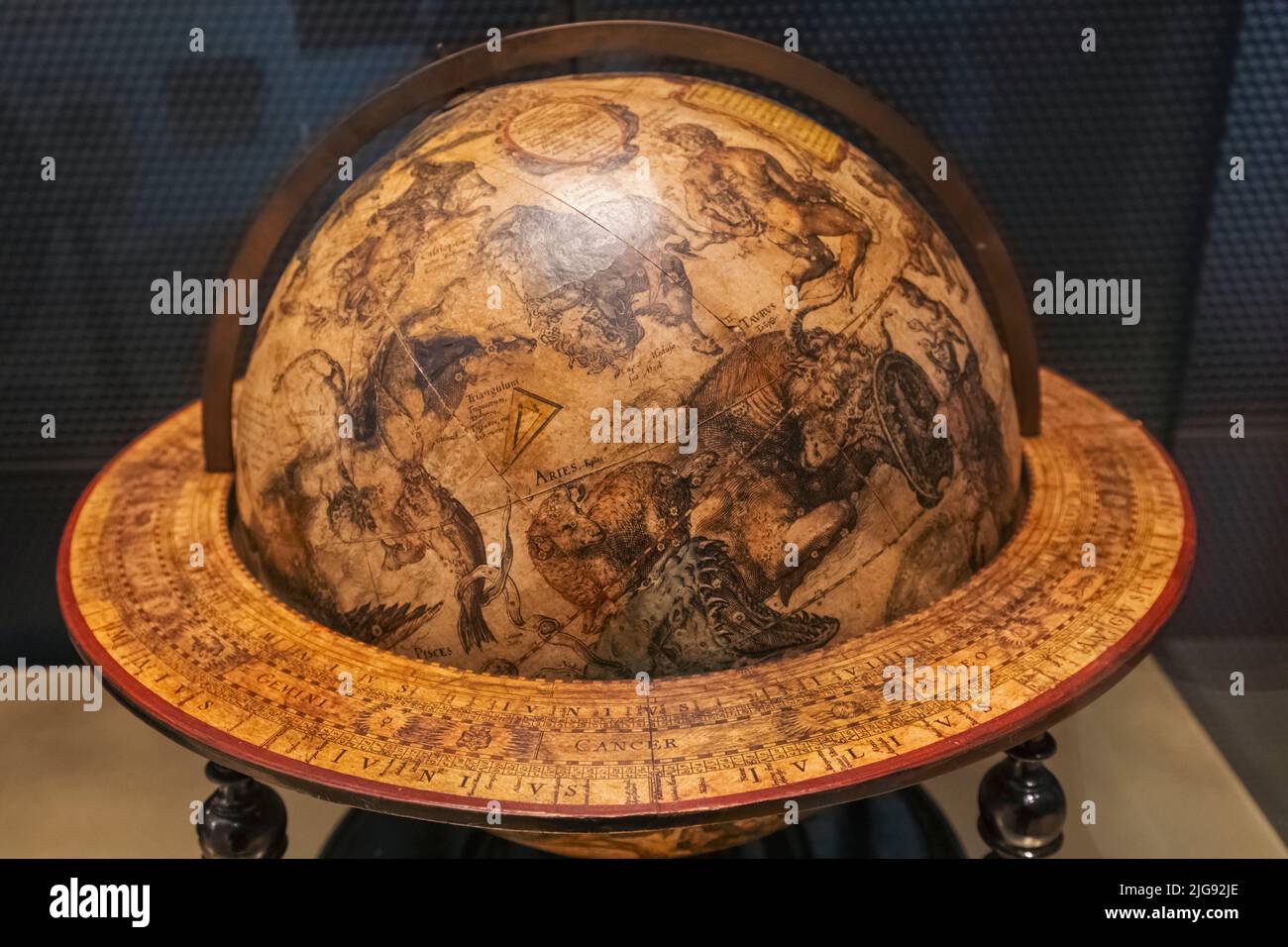 England, London, South Kensington, Wissenschaftsmuseum, Ausstellung historischer Globen mit der Darstellung der Erde und des Himmels aus dem Jahr 1600 Stockfoto