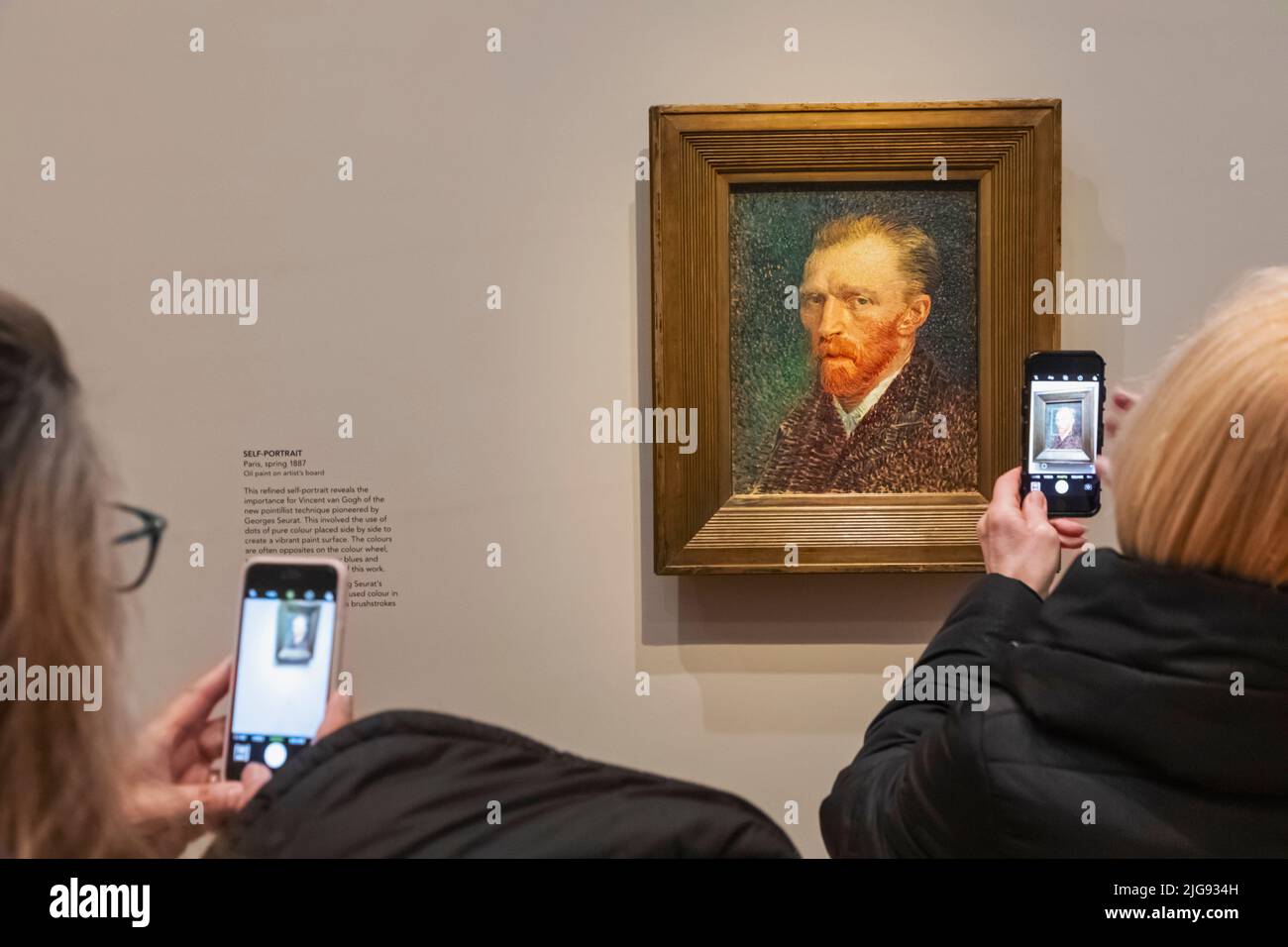 Galerie-Besucher, die Fotos mit dem Smartphone eines Vincent van Gogh Selbstporträts malen Stockfoto
