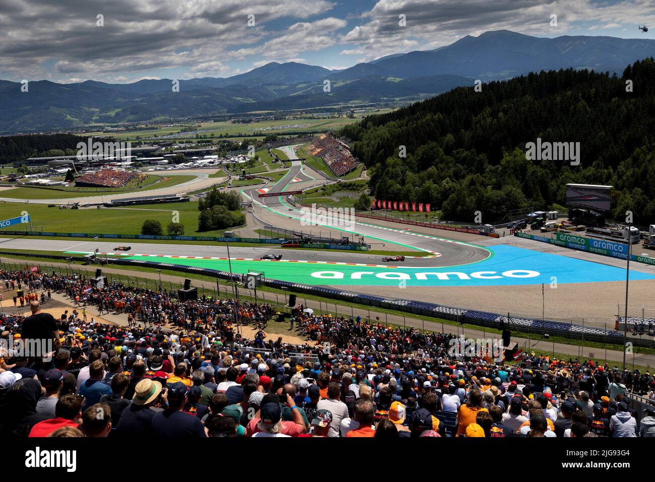 10 GASLY Pierre (Fra), Scuderia AlphaTauri AT03, 24 ZHOU Guanyu (Chi), Alfa Romeo F1 Team ORLEN C42, Actionslandschaft, Paysage, Illustration, Zuschauer, Fans, Tribünen, Gradins, während der Formel 1 Rolex großer Preis von Osterreich 2022, 2022 großer Preis von Österreich, 11. Runde der FIA Formel 1 Weltmeisterschaft 2022 vom 8. Bis 10. Juli 2022 auf dem Red Bull Ring, in Spielberg, Österreich - Foto DPPI Stockfoto