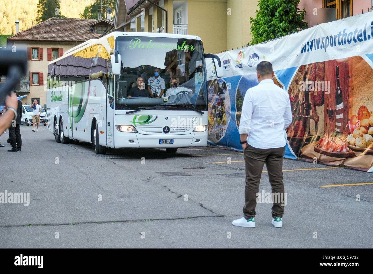 Bus während der Ankunft des SSC Napoli Trainingslagers 2022-23 im val di Sole im trentino, Dimaro Folgarida Stockfoto