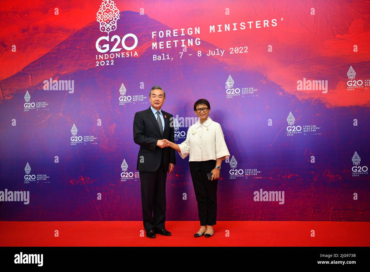 Bali, Indonesien. 8.. Juli 2022. Der chinesische Staatsrat und Außenminister Wang Yi (L) schüttelt vor dem Treffen der Außenminister der Gruppe der 20 (G20) am 8. Juli 2022 in Bali, Indonesien, die Hände mit dem indonesischen Außenminister Retno Marsudi. Quelle: Xu Qin/Xinhua/Alamy Live News Stockfoto