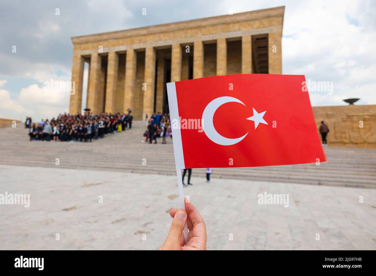 Schwenkende türkische Flagge und Anitkabir im Hintergrund in Ankara. Türkische Feiertage Hintergrundbild. Stockfoto