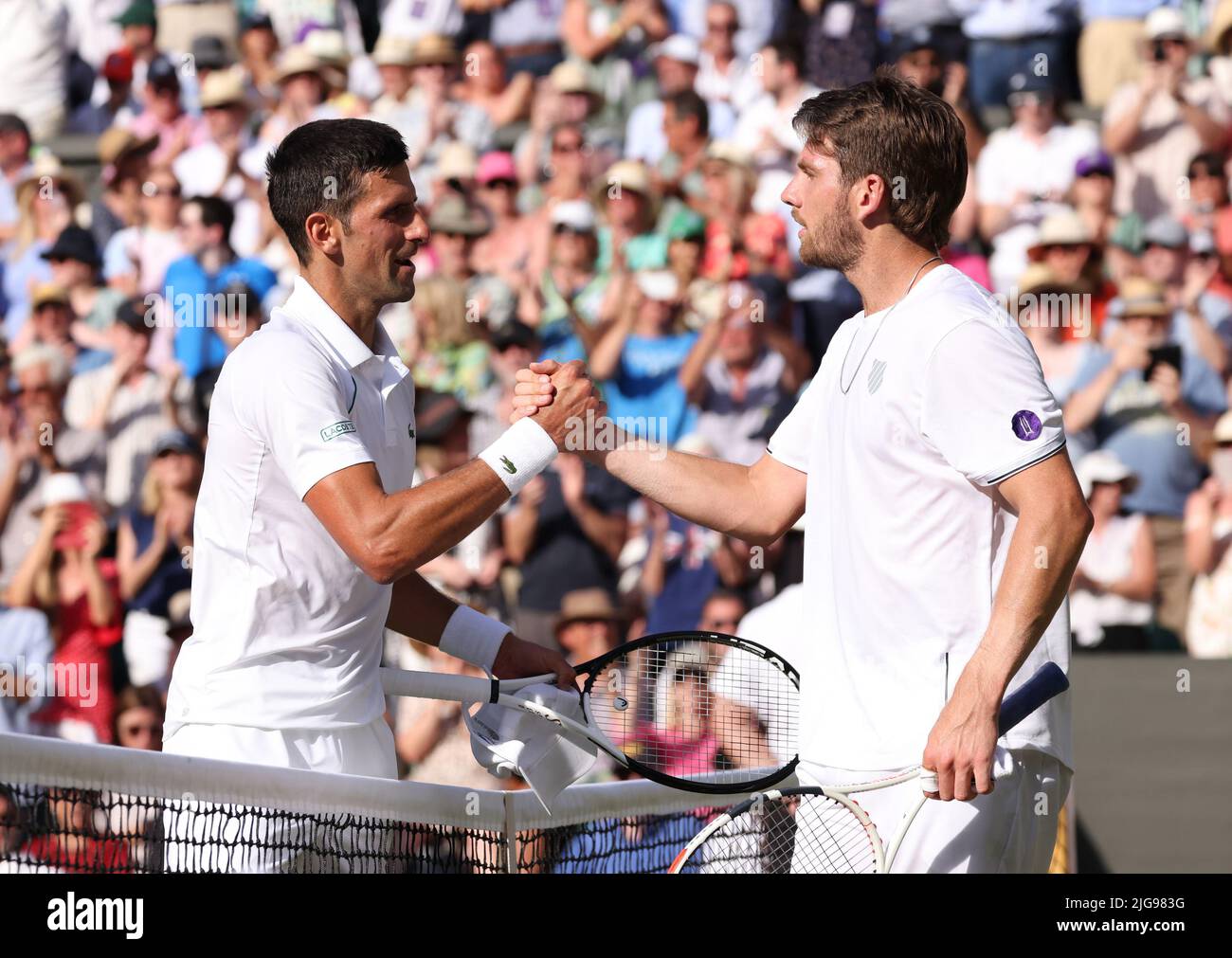 London, Großbritannien. 08.. Juli 2022. Der Serbier Novak Djokovic tröstet den Briten Cameron Norrie nach seinem Halbfinale-Sieg am Tag zwölf der Wimbledon-Meisterschaften 2022 in London am Freitag, den 08. Juli 2022. Djokovic gewann das Spiel 2-6, 6-3, 6-2, 6-4. Foto von Hugo Philpott/UPI Credit: UPI/Alamy Live News Stockfoto