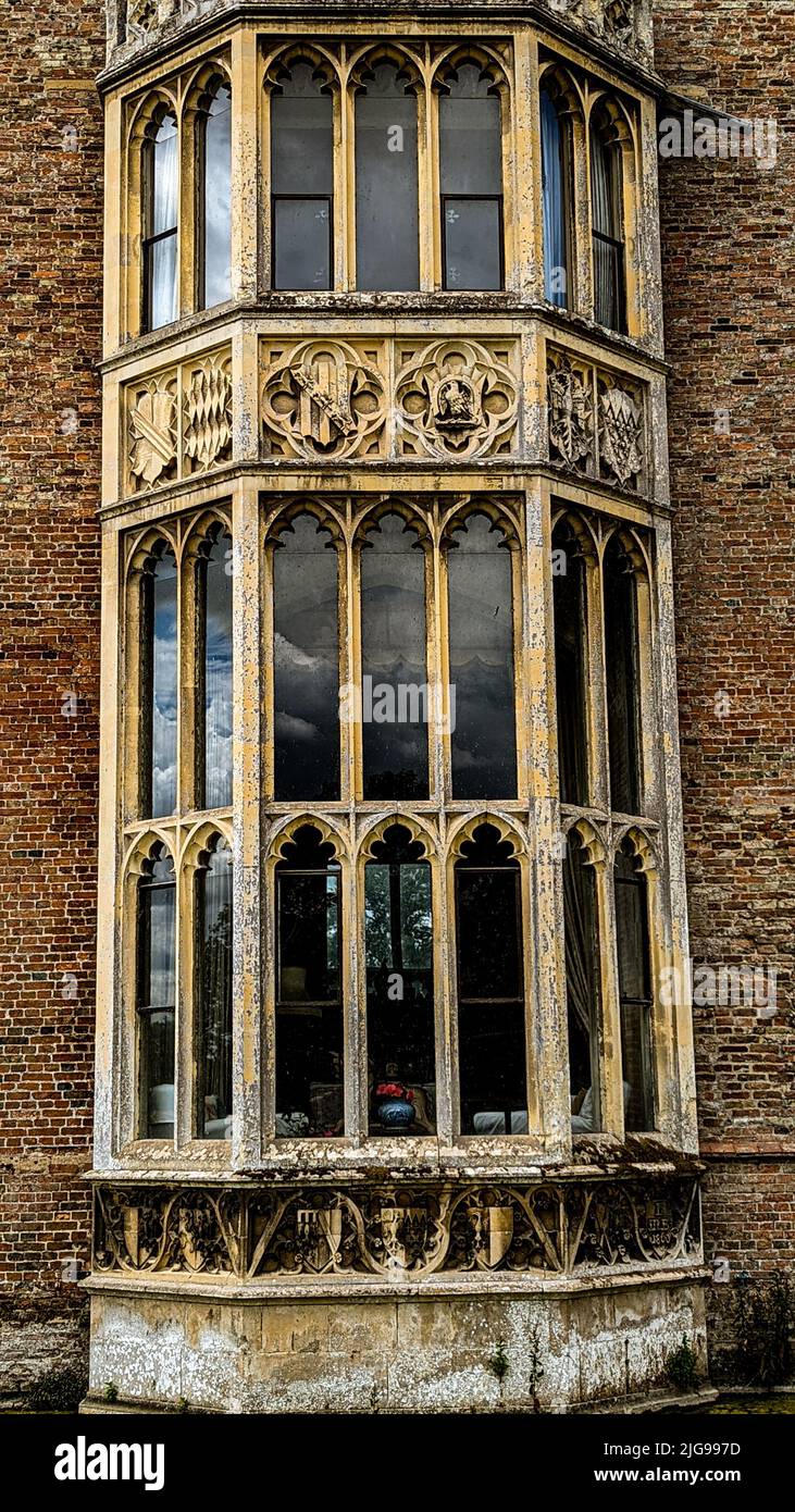 Eine vertikale Aufnahme der Fenster im gotischen Architekturstil Stockfoto