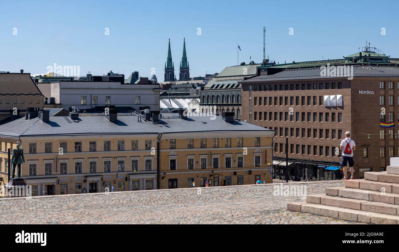 Gebäude am Senatsplatz in Helsinki an einem hellen Sommertag Stockfoto