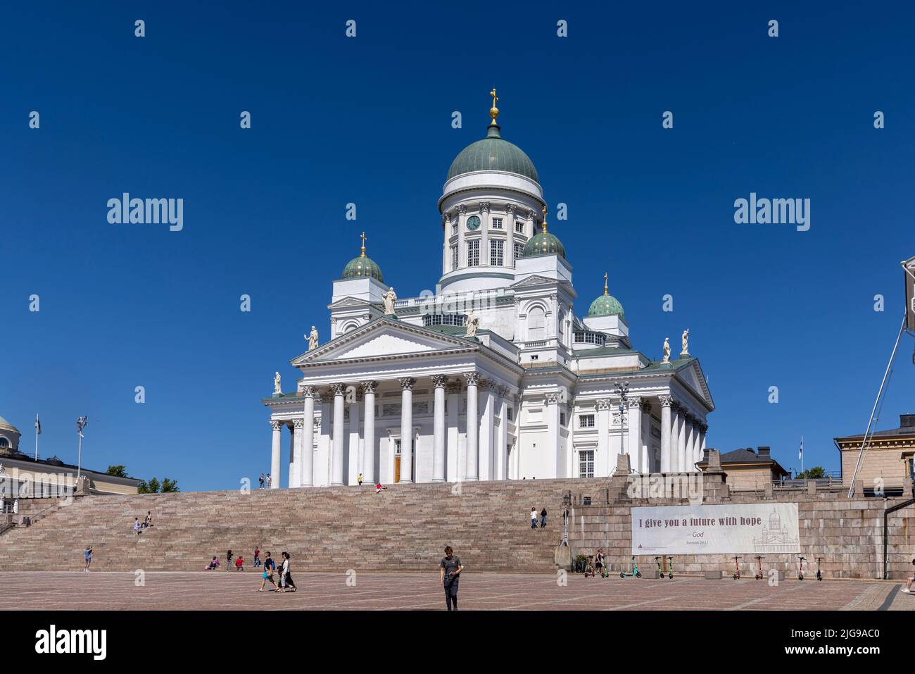 Die Kathedrale von Helsinki erhebt sich an einem hellen Sommertag über der Skyline der Stadt Stockfoto