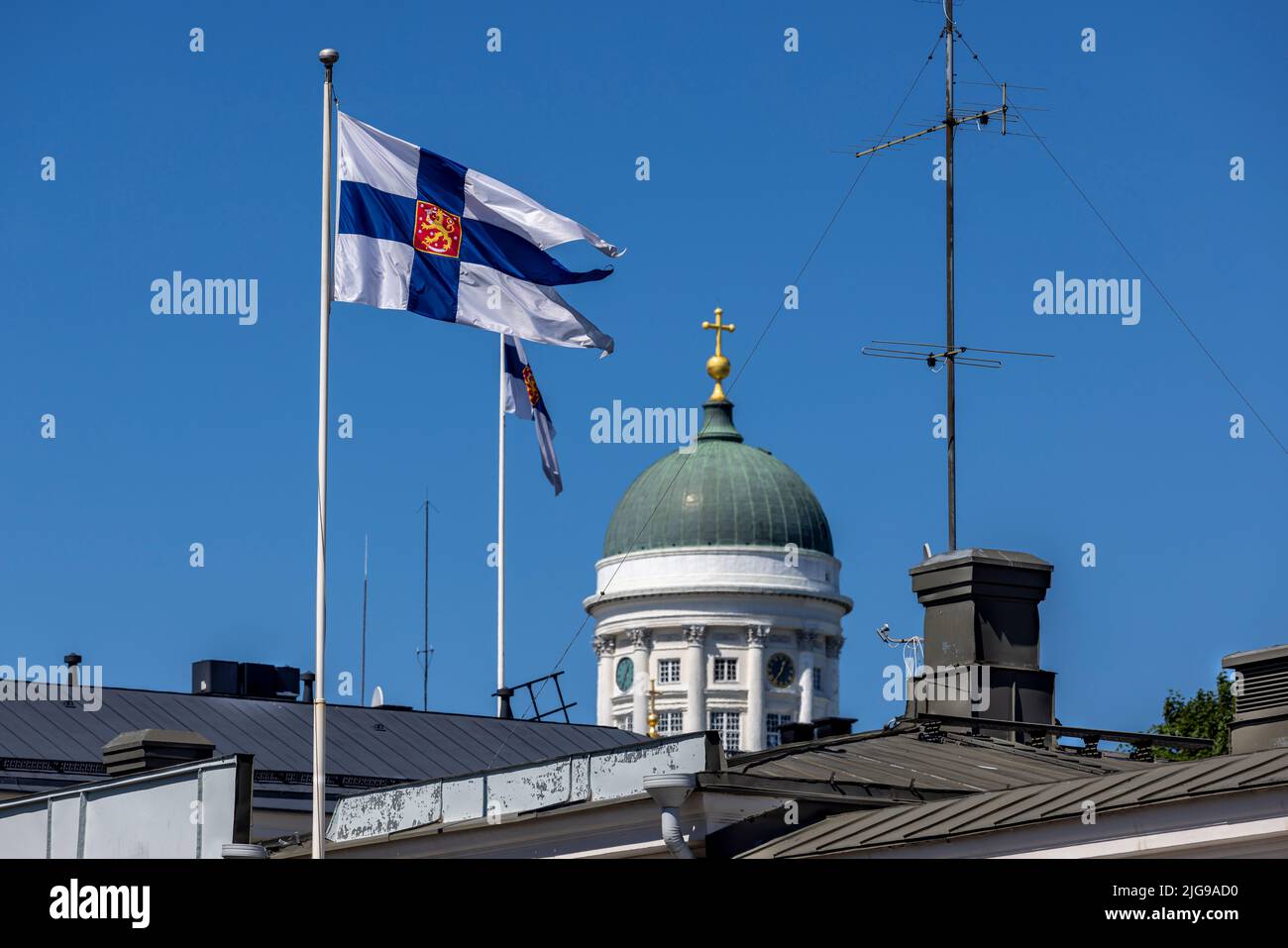 Finnische Flaggen fliegen hoch über der Skyline von Helsinki zur Hochsommersonnenwende Stockfoto