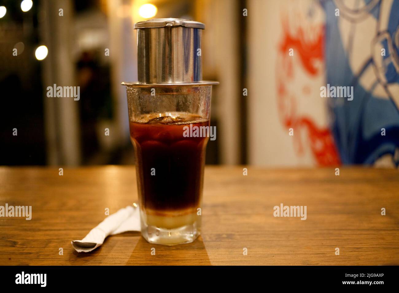 Vietnamesische Tropfen Eiskaffee auf den Tisch Stockfoto