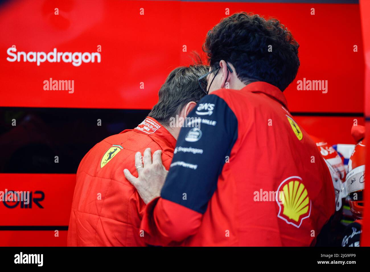 Spielberg, Österreich. 8.. Juli 2022. #16 Charles Leclerc (MCO, Scuderia Ferrari), Mattia Binotto (ITA, Scuderia Ferrari), F1 Grand Prix von Österreich auf dem Red Bull Ring am 8. Juli 2022 in Spielberg, Österreich. (Foto von HIGH TWO) Quelle: dpa/Alamy Live News Stockfoto