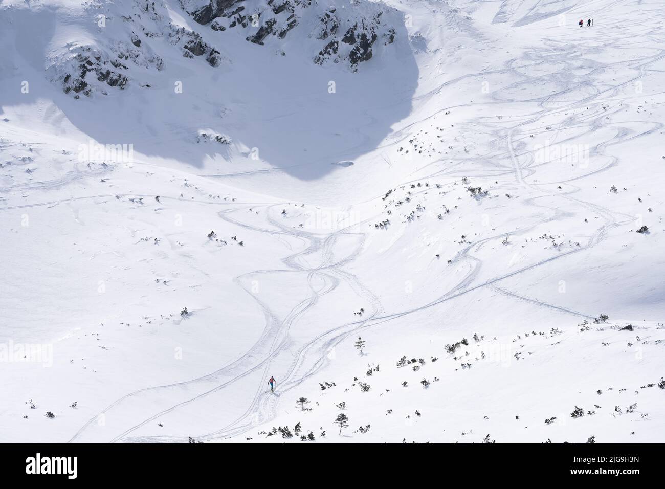 Ski Alpinist vorbei alpines Tal voller Schnee, Weitschuss, Slowakei, Europa Stockfoto